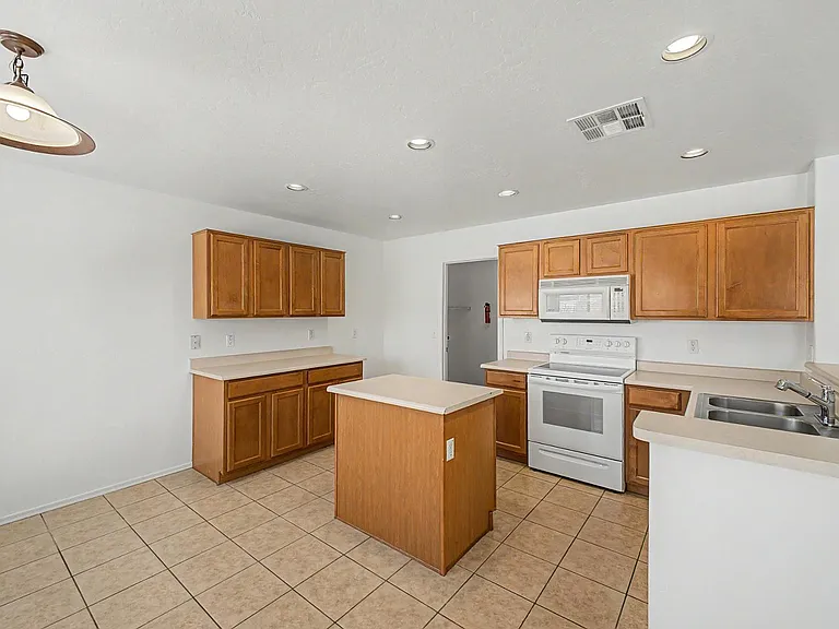 16818 W Marshall Ln — Photo 3