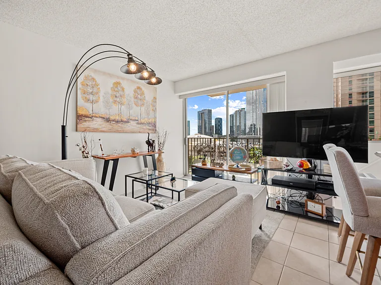 818 S King St #1007 — Photo 5