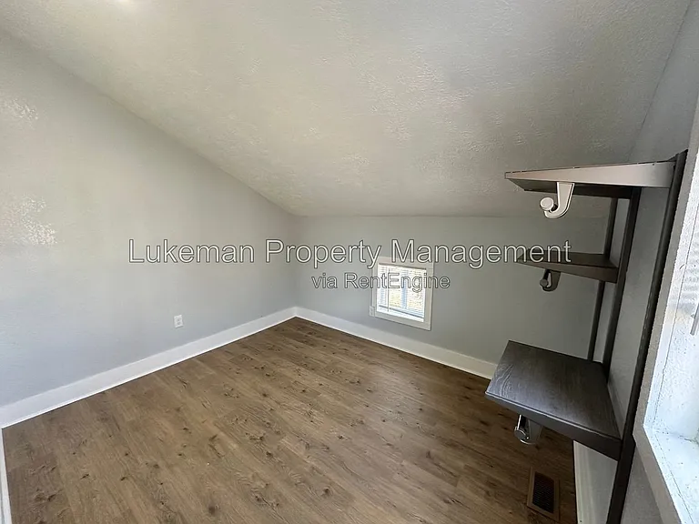 215 E North St — Photo 18
