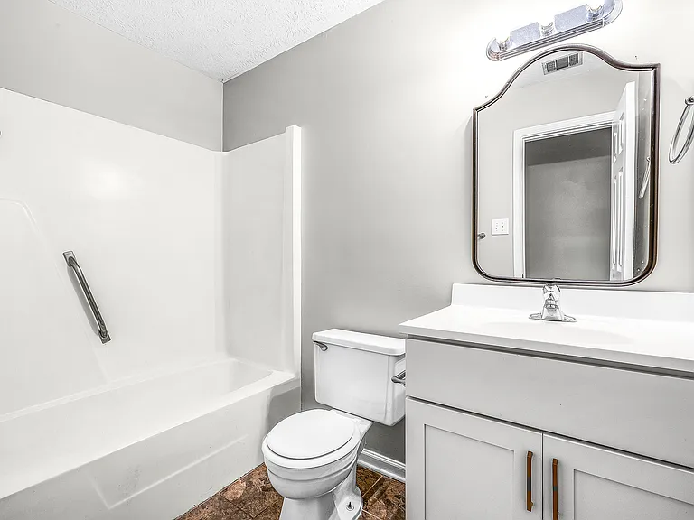 615 W Tietgen St — Photo 16