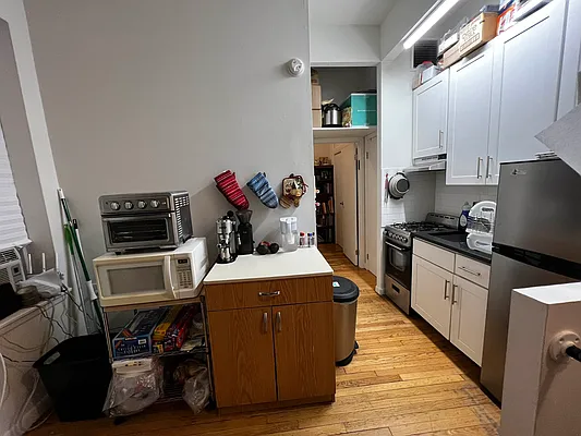 Rented by Salon Realty Corp | media 8