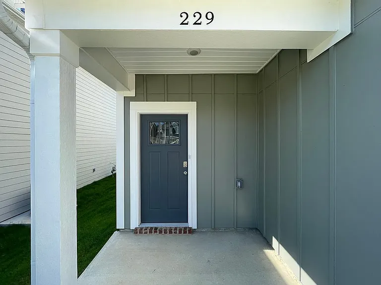 229 Chelsea Park Cir — Photo 2