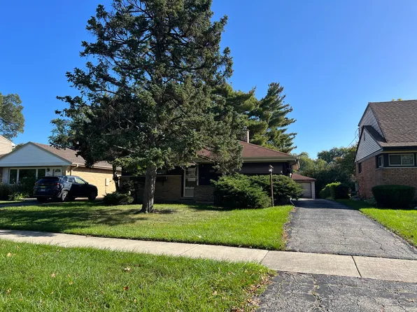 8313 N Elmore St, Niles, IL 60714