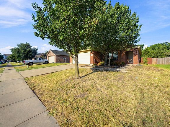 3rd image of 40 Daisy Dr