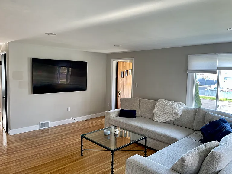 260 Waverly Ave — Photo 3