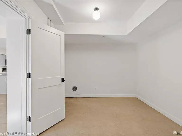 389 Saint Clair St #101 — Photo 15