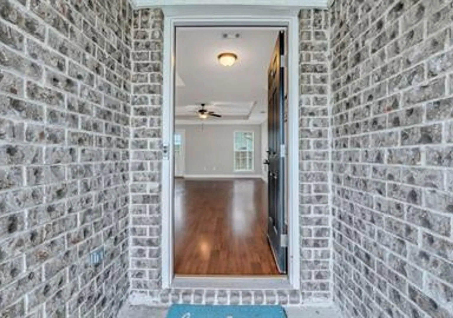Spacious 4-bedroom/2 bath Brick home in Griffin Park! — Photo 2