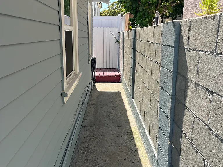 111 1/2 S Juanita Ave — Photo 16
