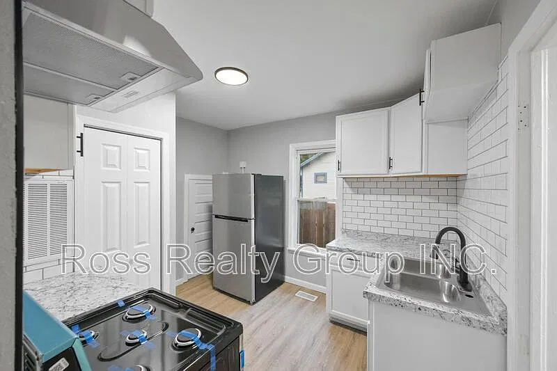 3 bed, 1.0 bath, 1278 sqft, $1,300 — Photo 2