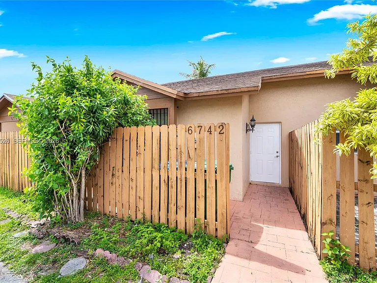 6742 NW 188th Ter #6742 — Photo 3