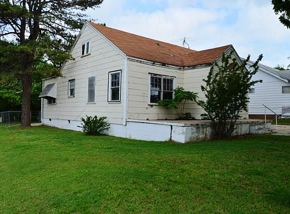 2nd image of 1001 McKinley St