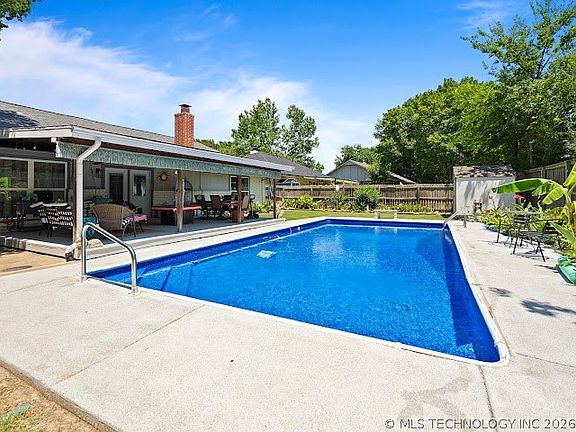 5th image of 2317 W Broadway Ct