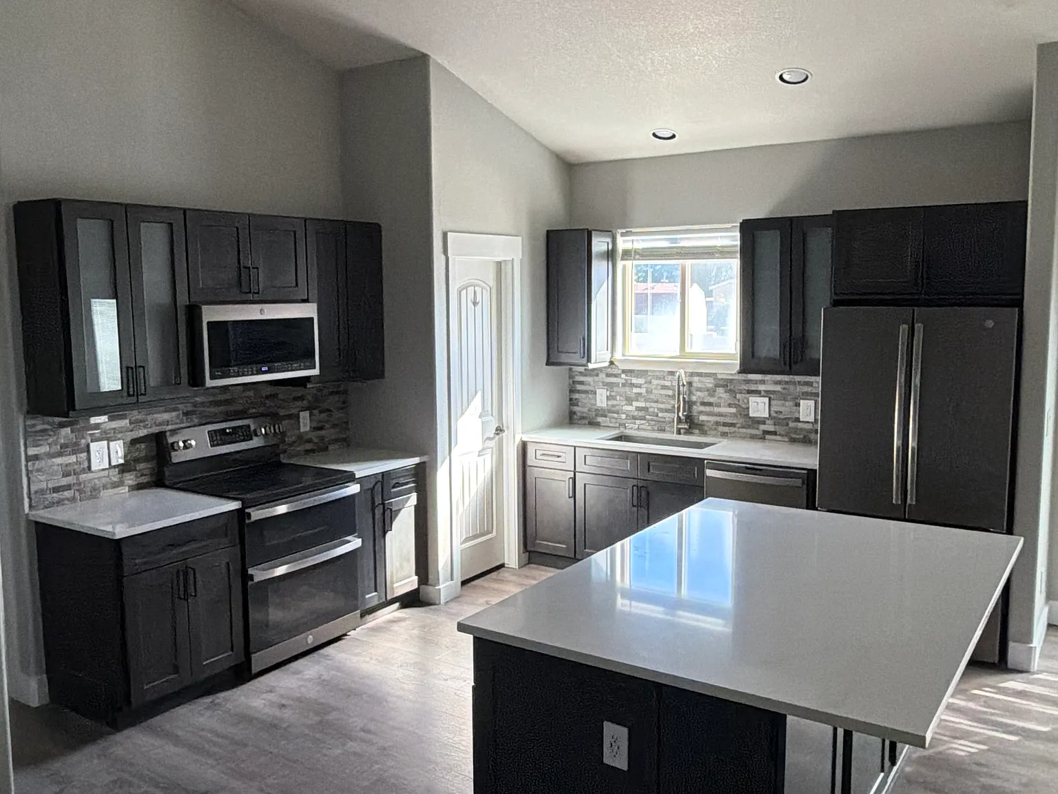 5 bed, 2247 sqft, $3,400 — Photo 4
