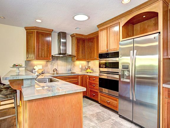5th image of 126 S Navarra Dr
