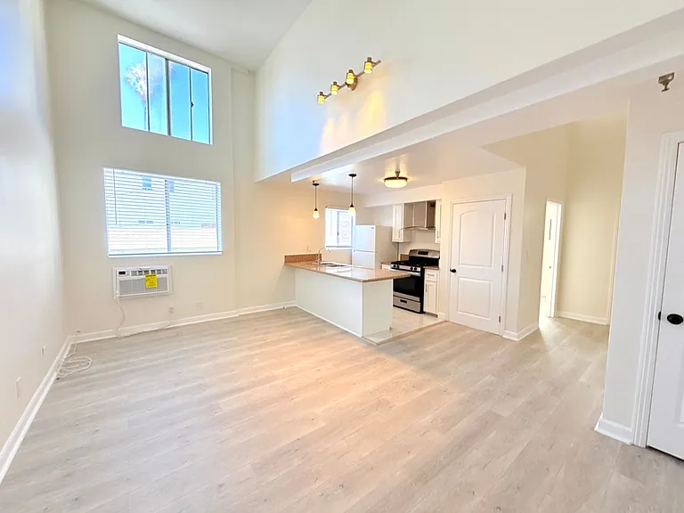 432 N Kingsley Dr. — Photo 2