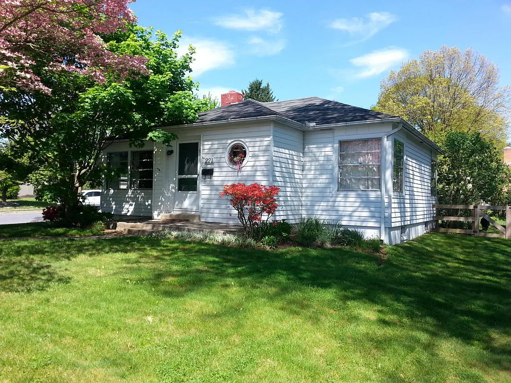 221 E Willow St photo 1