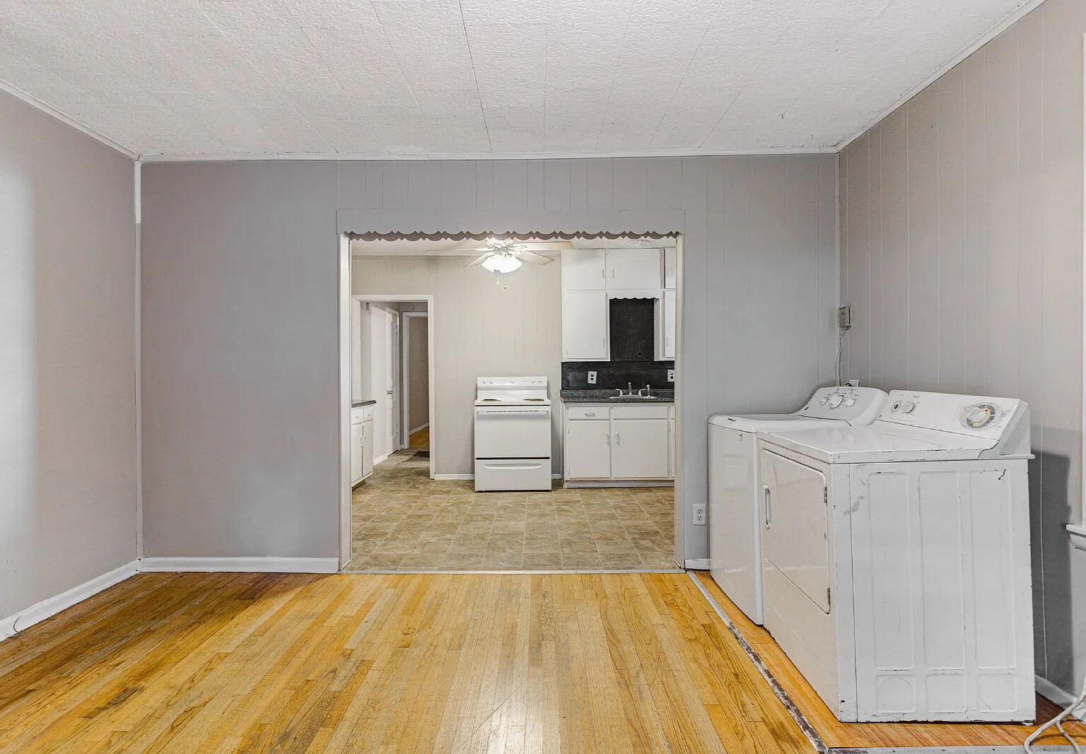 1 bed, 1.0 bath, 992 sqft, $885 — Photo 3
