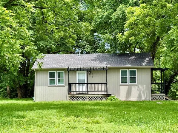907 E 4th St, Tonganoxie, KS 66086