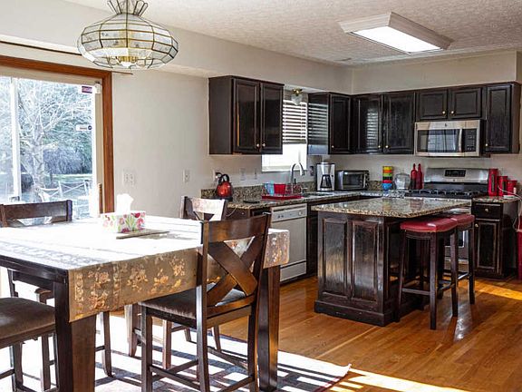 2nd image of 2238 Park Cir
