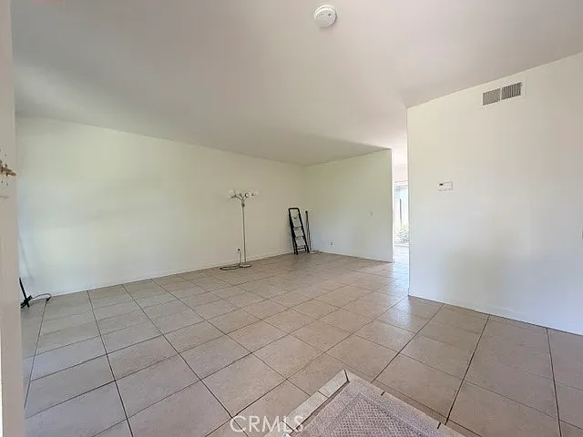 775 Hampshire Ln — Photo 3