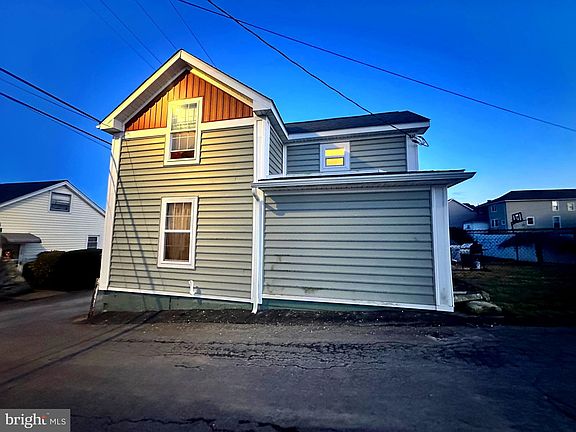 3rd image of 174 W 1st St