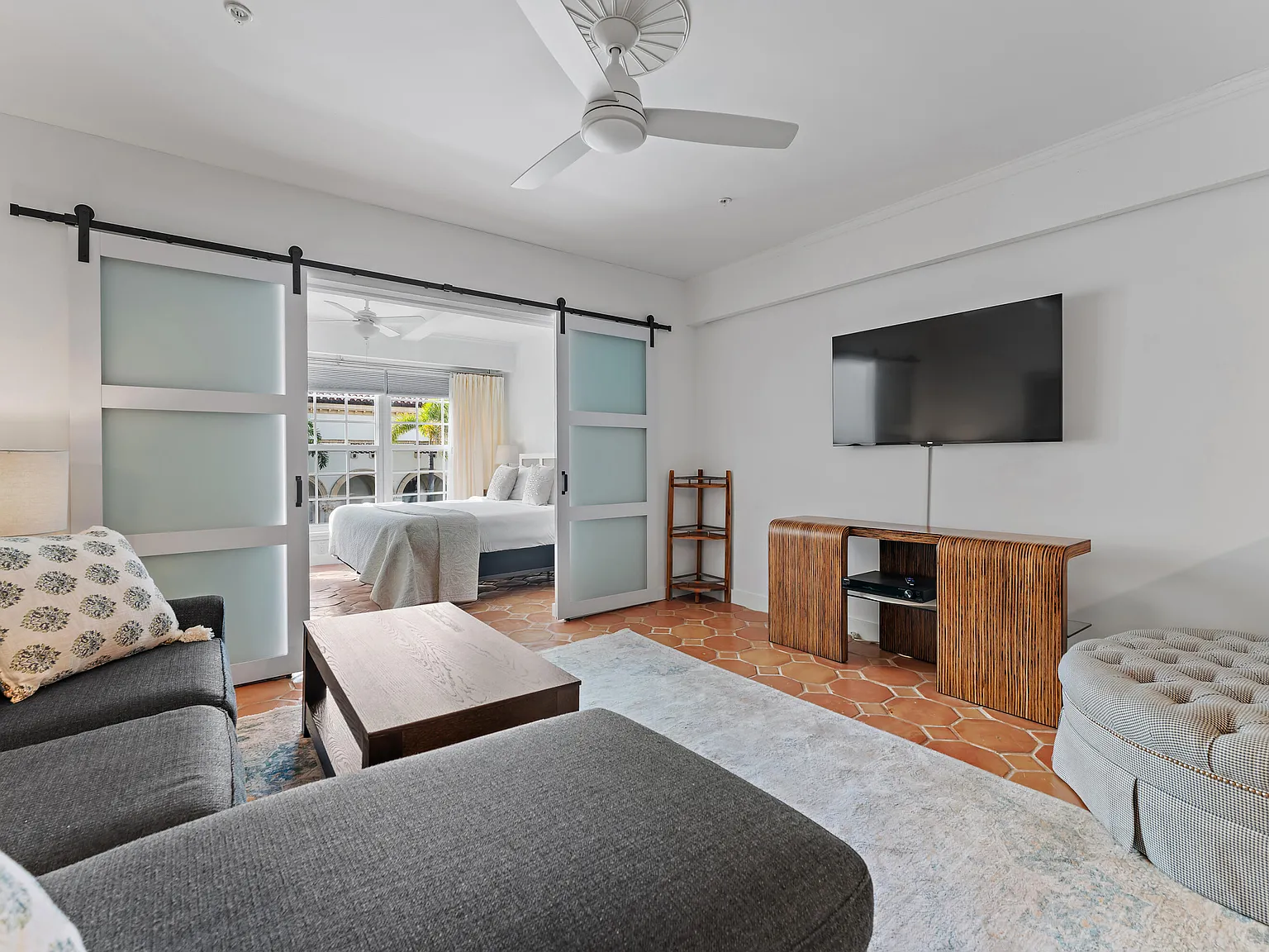 2 bed, 2.0 bath, 1400 sqft, $8,500 — Photo 2