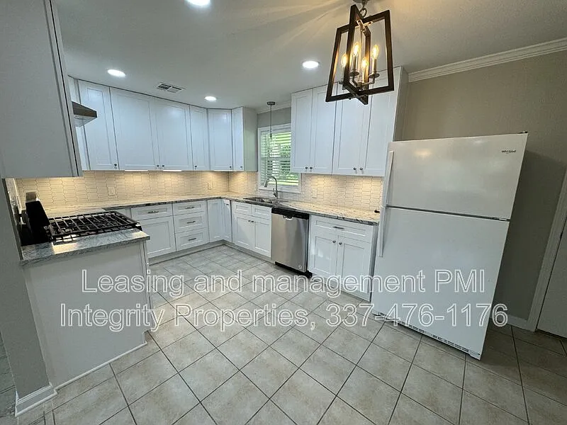 3 bed, 1.5 bath, 1412 sqft, $1,495 — Photo 2
