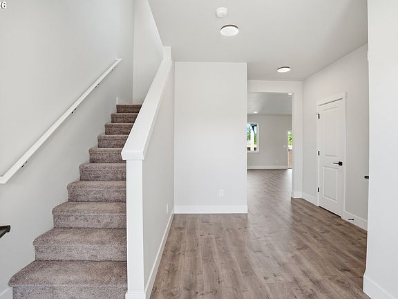 5th image of 814 SE 34th Cir