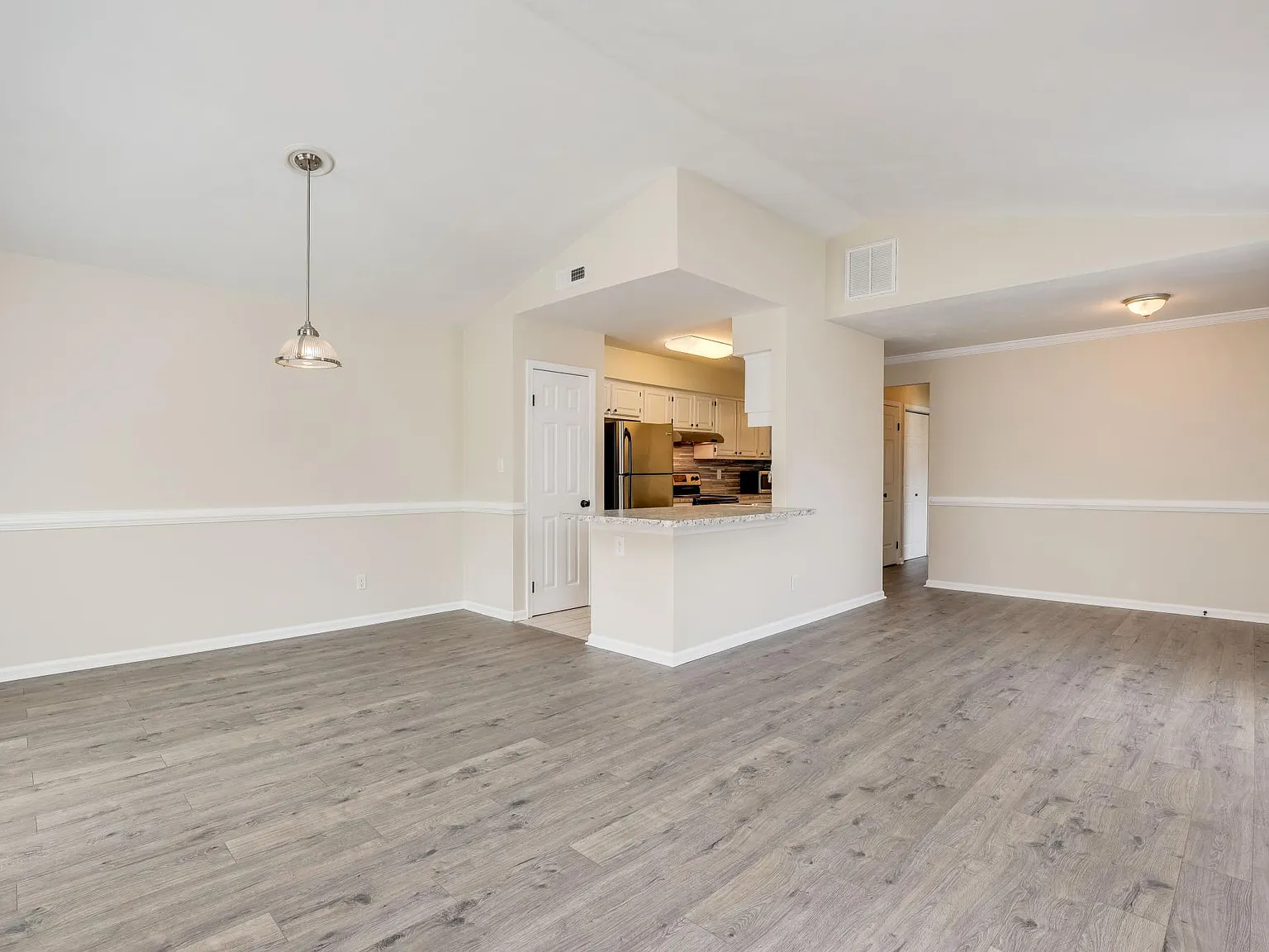3 bed, 1239 sqft, $2,300 — Photo 2