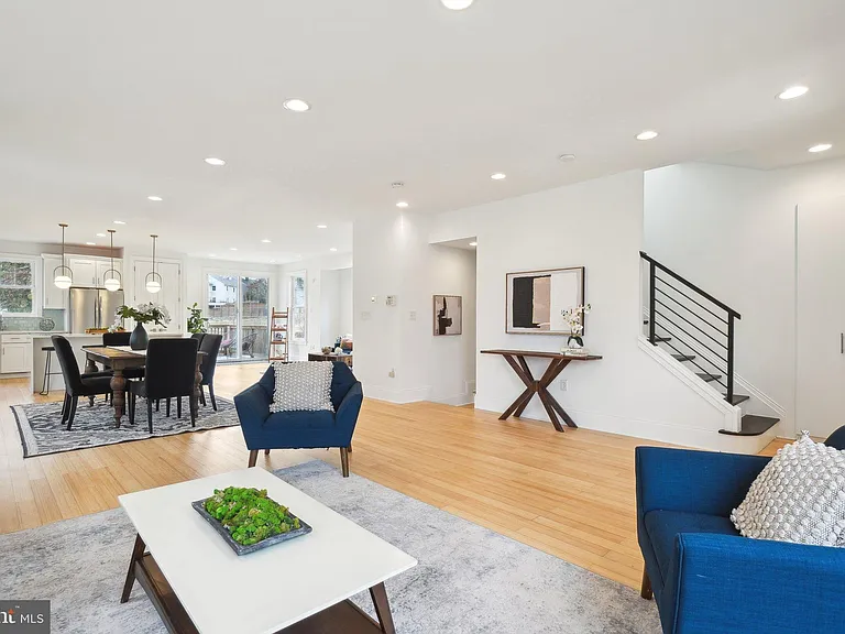 2837 Myrtle Ave NE — Photo 4