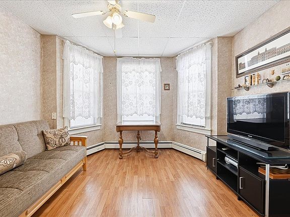 3rd image of 20 W 18th St