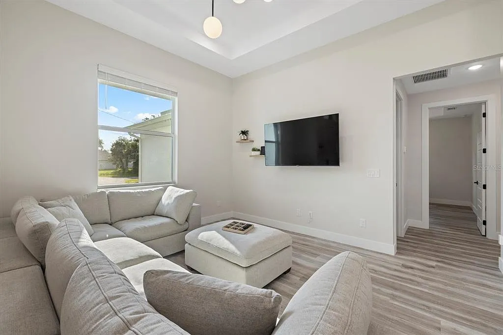 3 bed, 2.0 bath, 1429 sqft, $6,000 — Photo 2