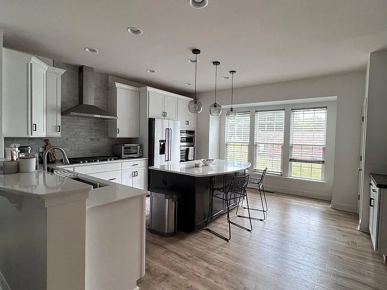 319 Belton St — Photo 2