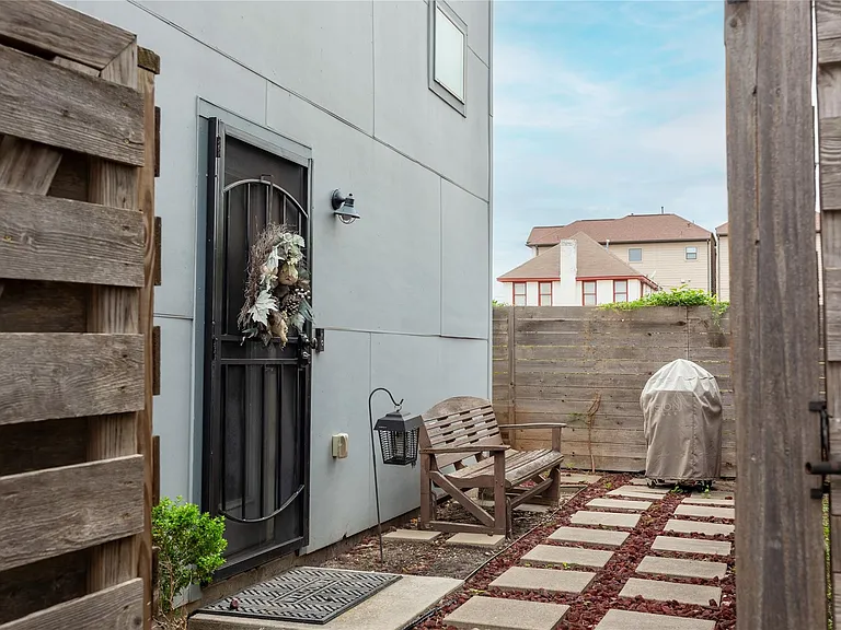 2903 Blodgett St — Photo 4