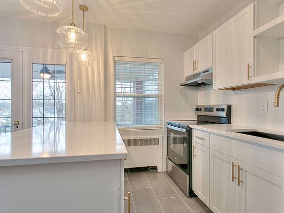 3rd image of 3431 Paxton Ave #4