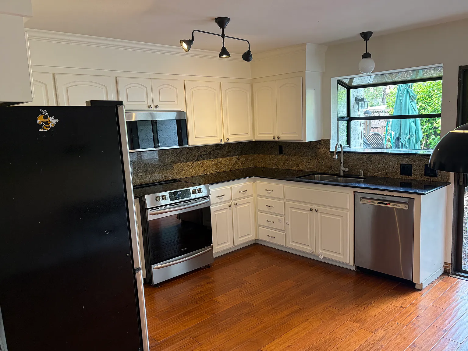 2 bed, 1.5 bath, 1136 sqft, $4,000 — Photo 2