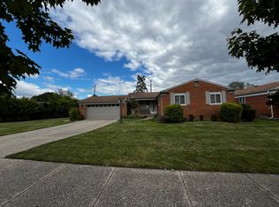 20548 River Oaks Dr, Dearborn Heights, MI 48127
