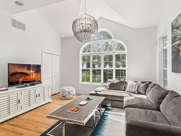 5th image of 9 Cobber Ln