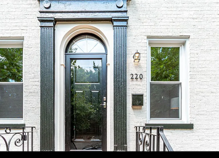 220 Adams St NE — Photo 34