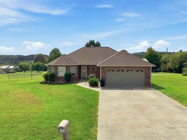 114 Saint Paul Dr, Dandridge, TN 37725