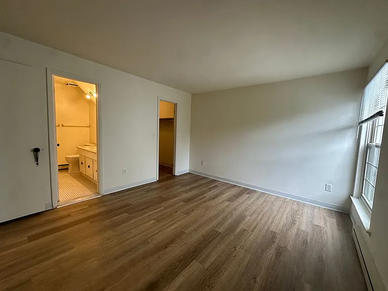 University Park Apartments near Cornell University — Photo 193