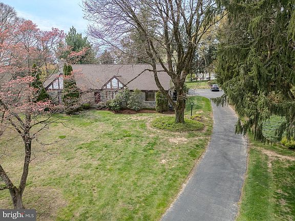 3rd image of 153 W Rose Valley Rd