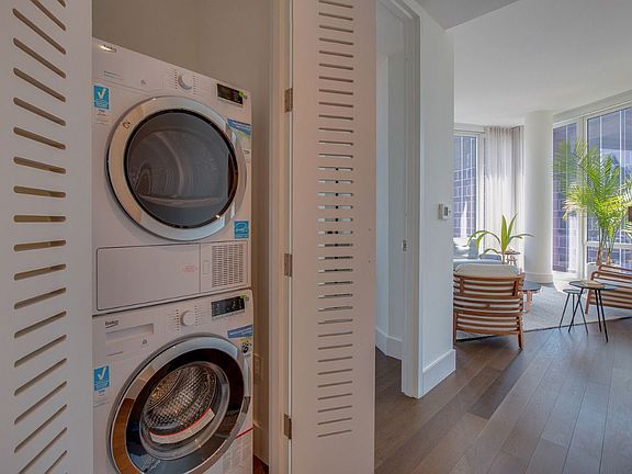 5th image of 222 E 44th St APT 34E