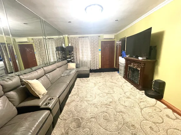 2963 Voorhies Avenue image 5 of 53