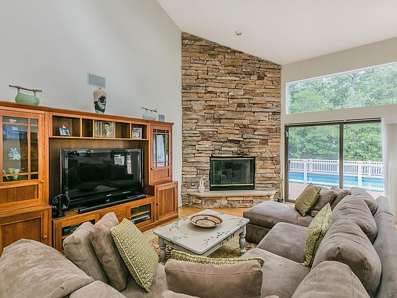 3rd image of 11 Lacebark Ln