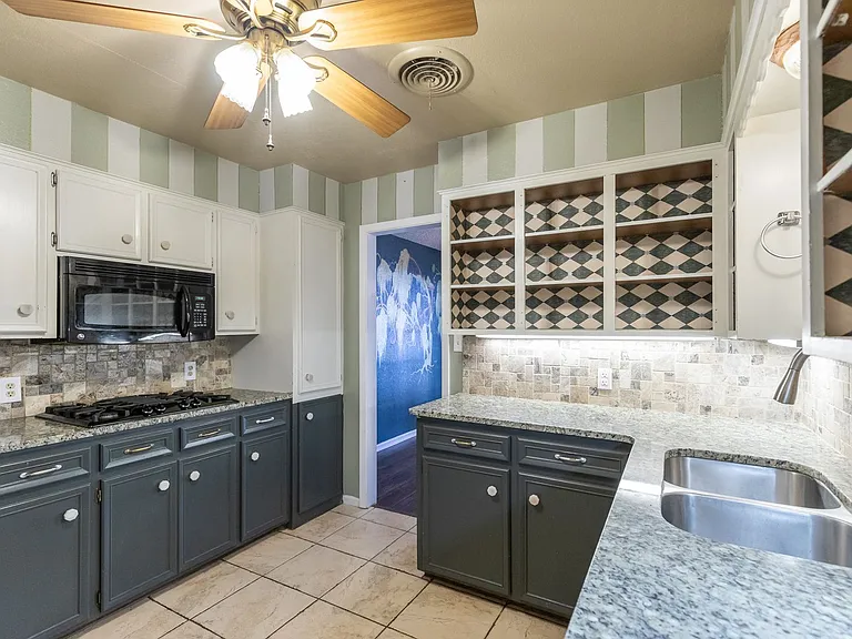 2601 Edgemont Dr — Photo 20
