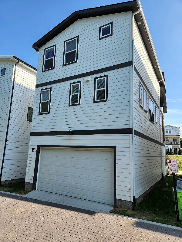 3 bed, 3.5 bath, 1857 sqft, $3,100 — Photo 2