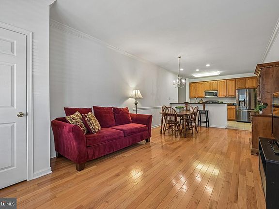 4th image of 5 Charles Cir