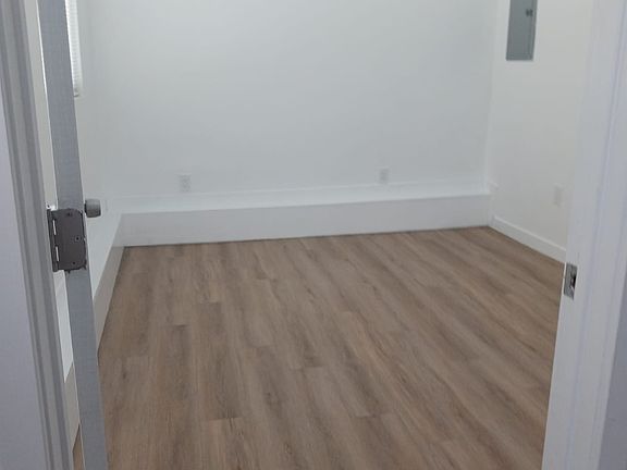 3rd image of 1518 W Florence Ave
