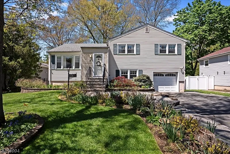 4 bed, 2.5 bath, $5,400 — Photo 1